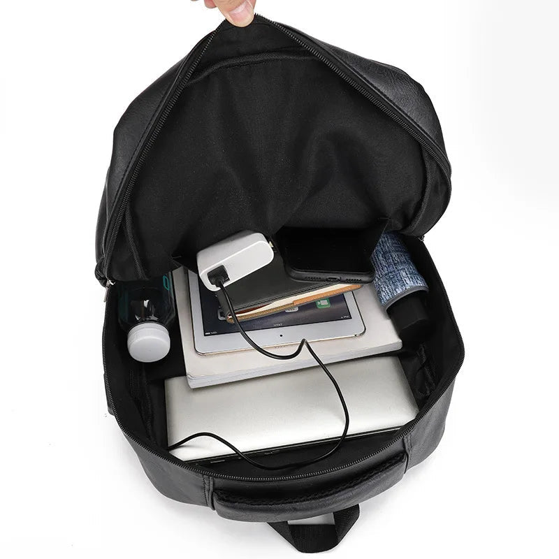 Mochila de Couro Masculina Romenzi RZ072 - Resistente à Água, com USB e Antifurto